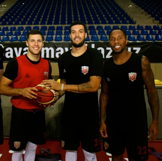 محترفون أمريكيون: كرة السلة تتمع بشعبية متصاعدة في تركيا