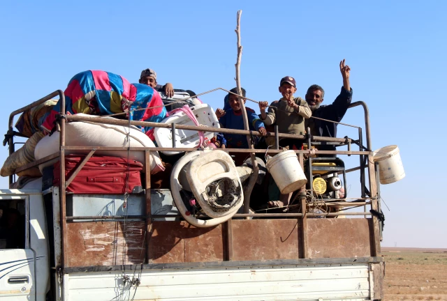 تواصل نزوح الاف المدنيين من ديرالزور السورية جراء الهجمة العسكرية عليها