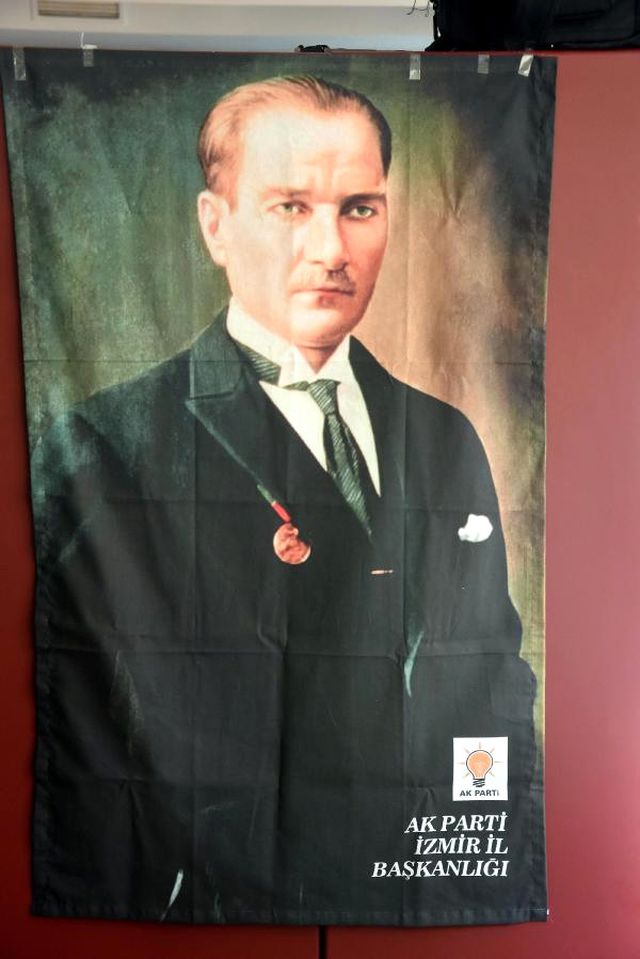 AK Parti İzmir'de 100 bin Atatürk posteri dağıttı ile ilgili görsel sonucu