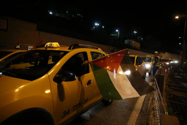 إسطنبول..سائقو سيارات الأجرة يتظاهرون أمام القنصلية الأمريكية رفضًا لقرار ترامب بشأن القدس