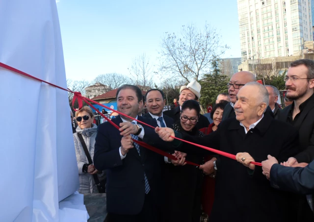 В Стамбуле Поставили Памятник Чингизу Айтматову