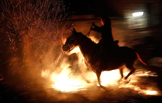 الخيول تخترق النيران في مهرجان تقليدي بإسبانيا