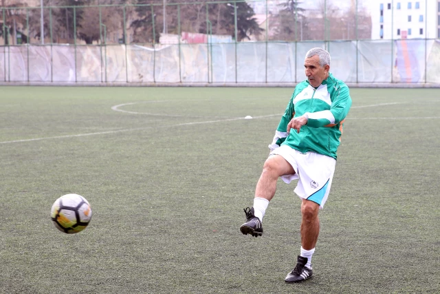 رغم العقود السبعة.. عجوز تركي يواصل لعب كرة القدم في دوري الهواة