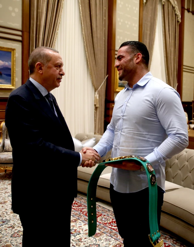 أردوغان يستقبل بطل العالم في الملاكمة السوري الأصل 