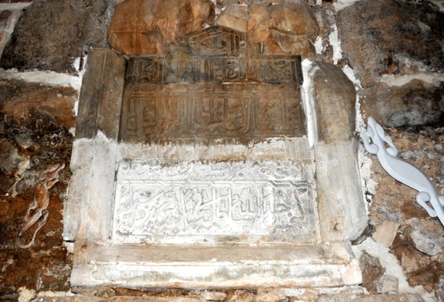 العثور على نقوش حجرية جنوبي تركيا تخلد ذكرى السلطان السلجوقي 