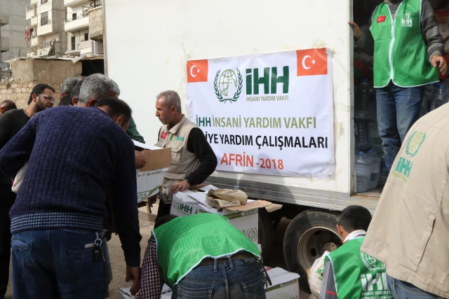 تركيا تواصل توزيع المساعدات الإنسانية على سكان عفرين