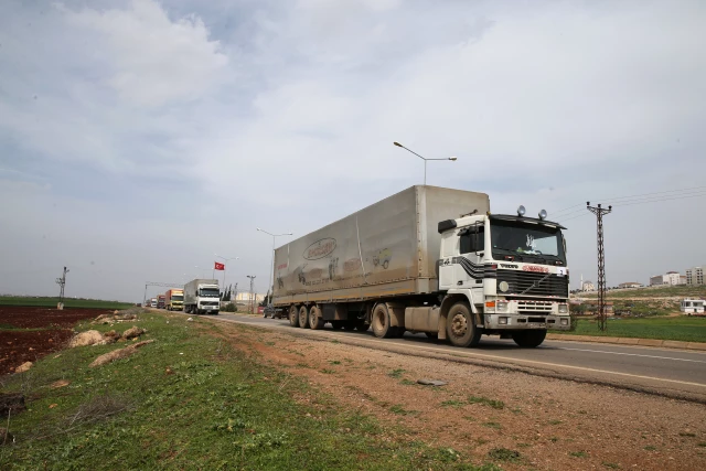شاحنات أممية تنقل مساعدات إلى إدلب السورية عبر الأراضي التركية
