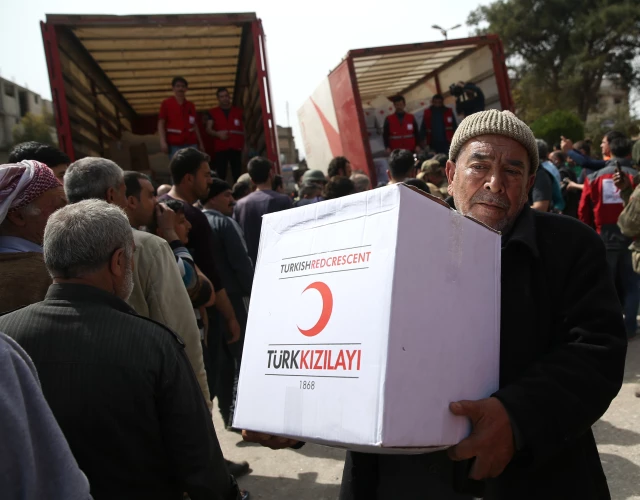 الهلال الأحمر التركي يواصل مساعدة المدنيين بعفرين