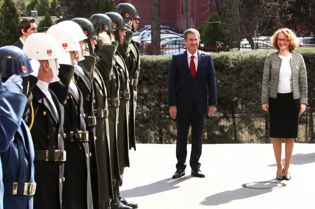 وزير الدفاع التركي يستقبل نظيرته المقدونية في أنقرة