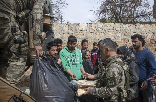 Турецкие Солдаты Продолжают Помогать Жителям Африна
