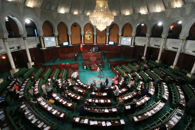البرلمان التونسي يشهد جلسة مشحونة لمناقشة تمديد عمل هيئة 