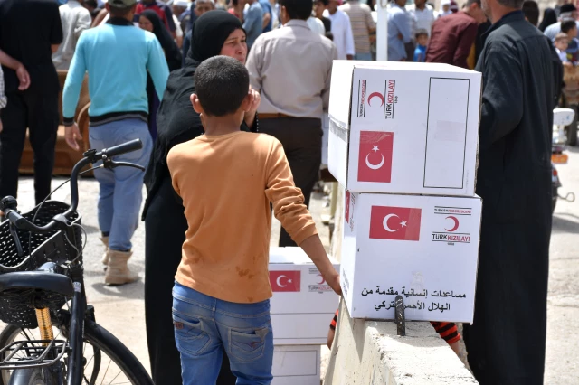 الهلال الأحمر التركي يوزع مساعدات على ألف أسرة و500 يتيم عراقي