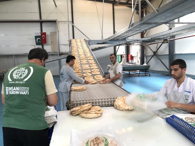 هيئة الإغاثة التركية تستمر في إيصال الخبز للسوريين