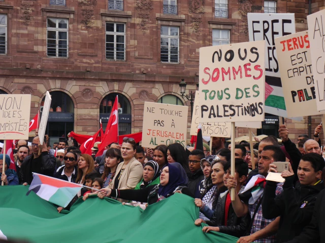 فرنسا.. المئات يتظاهرون ضد المجزرة الإسرائيلية في غزة