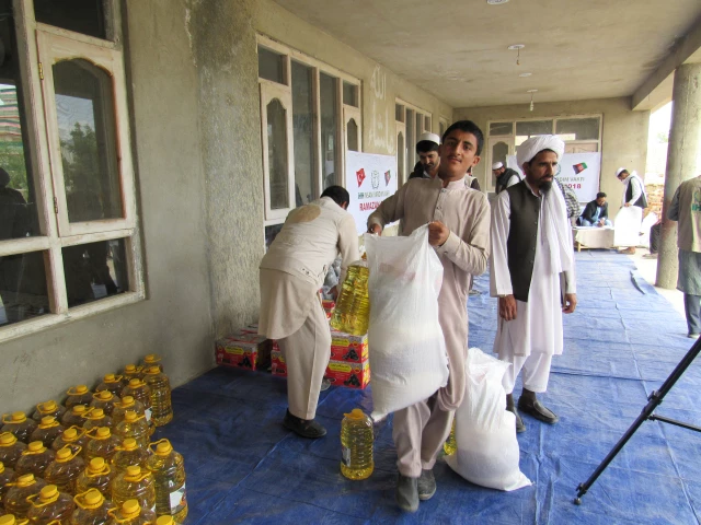 الإغاثة التركية توزع طرودًا غذائية على 700 أسرة في أفغانستان