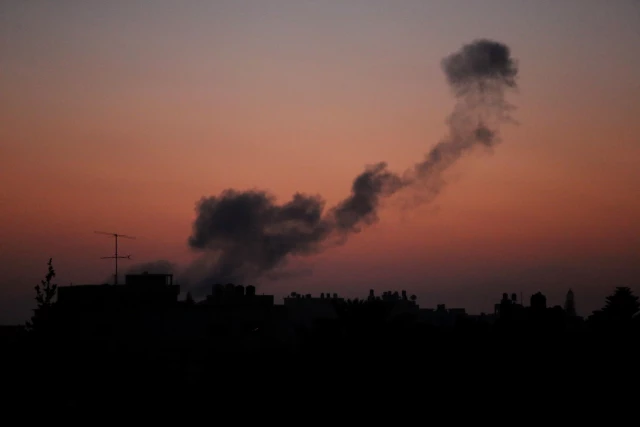 25 غارة إسرائيلية على غزة والفلسطينيون يستهدفون المستوطنات بـ 45 قذيفة