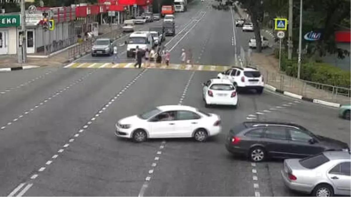Rusya'da Araç Yayaların Arasına Daldı: 1 Ölü, 5 Yaralı Rusya'da Araç Yayaların Arasına Daldı: 1 Ölü, 5 Yaralı
