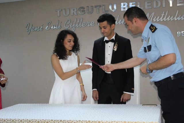 شرطي تركي وعروسه يدخلان 