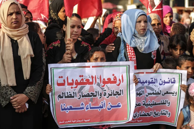 غزة.. وقفة احتجاجية ضد تشديد الحصار الإسرائيلي على القطاع