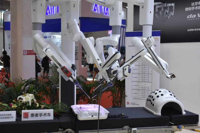 الصين.. عرض تعريفي للروبوتات بمؤتمر عالمي