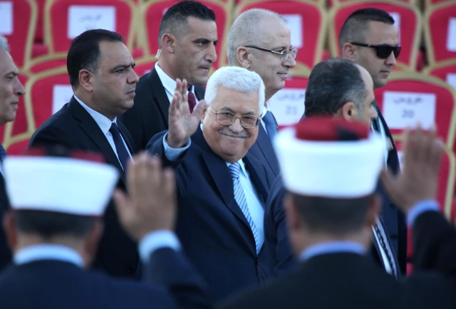 الرئاسة الفلسطينية تنظم عرسا جماعيا برام الله لـ500 عريس وعروس
