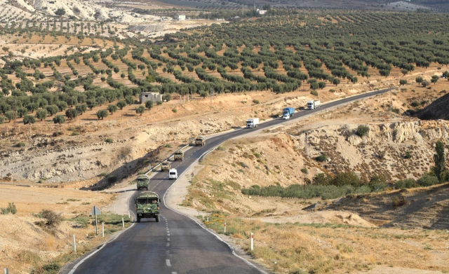 الجيش التركي يواصل إرسال التعزيزات إلى الحدود مع سوريا