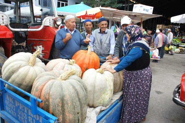 مزارع تركي يعرض للبيع ثمرة قرع تزن 57 كيلوغرام