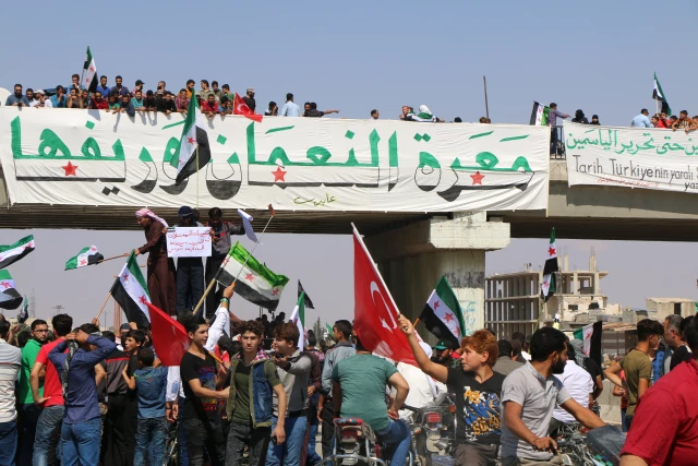 إدلب.. عشرات الآلاف يتظاهرون ضد النظام السوري وداعميه