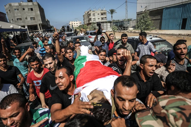 فلسطينيون يشيعون جثمان شاب استشهد برصاص الجيش الإسرائيلي