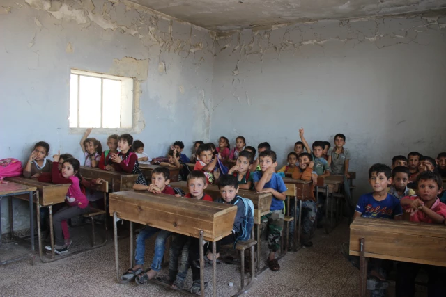 أطفال إدلب يسعون لتكميل تعليمهم رغم دمار مدارسهم