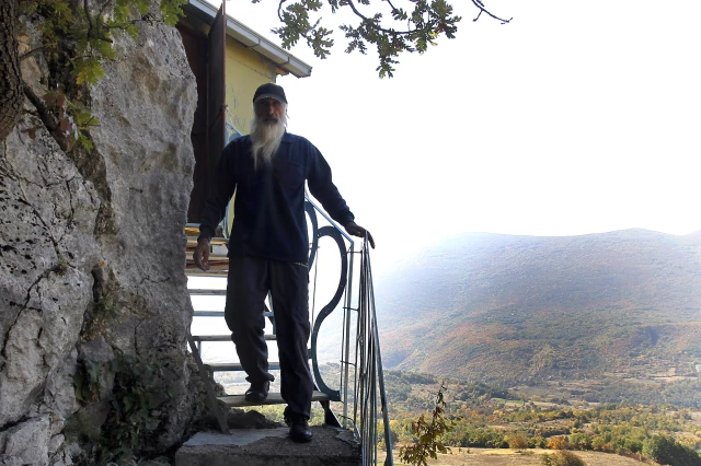 على قمة صخرة.. صربي يعيش وحيدًا منذ 40 عامًا