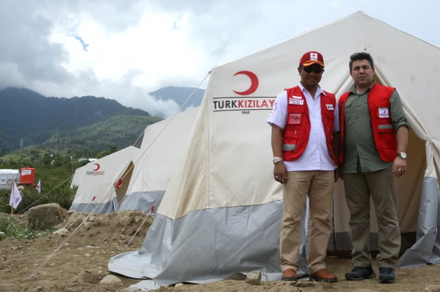 تركيا توزع مساعدات إنسانية على منكوبي تسونامي إندونيسيا