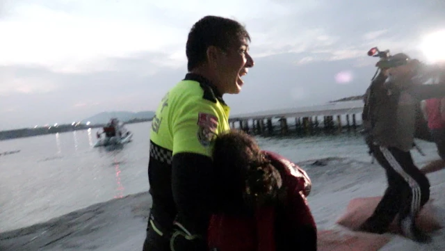 شرطي تركي يذرف الدموع لأجل طفلة مهاجرة