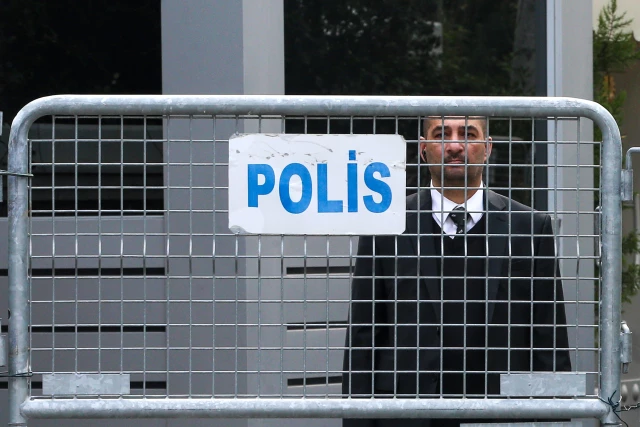 Журналисты Дежурят У Стен Саудовской Дипмиссии В Стамбуле