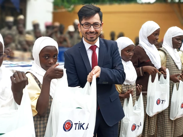 تركيا توزع مساعدات على أكثر من 200 يتيم في أوغندا