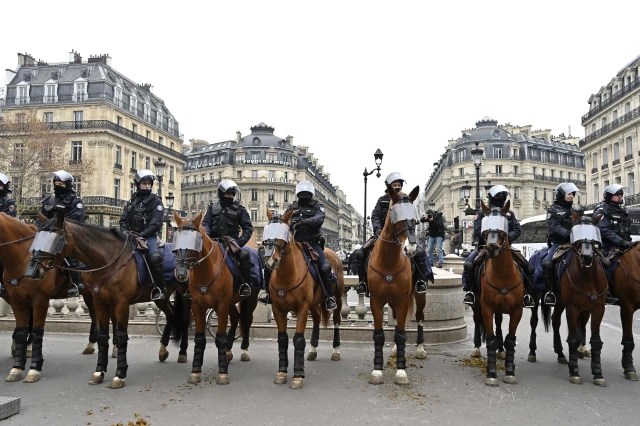 Полиция В Париже Применила В Ходе Протестов Слезоточивый Газ