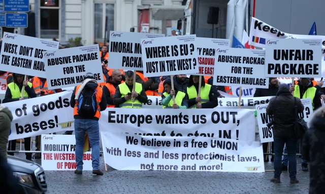 مظاهرة في بروكسل احتجاجا على تعديلات قانونية تطال قطاع النقل البري