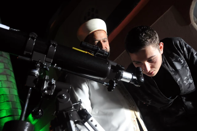 إمام تركي يضع تلسكوبا في المسجد لاستقطاب اليافعين