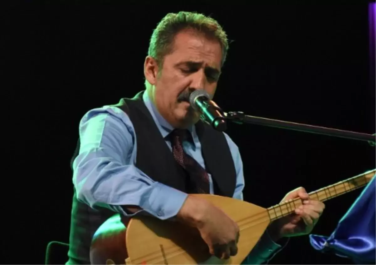 Ünlü Türkücü Yavuz Bingöl, Arkadaşına Tokat Attı Ünlü Türkücü Yavuz Bingöl, Arkadaşına Tokat Attı