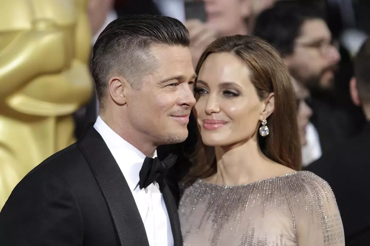Bir Devir Kapandı! Angelina Jolie Soyadını Değiştirdi Bir Devir Kapandı! Angelina Jolie Soyadını Değiştirdi