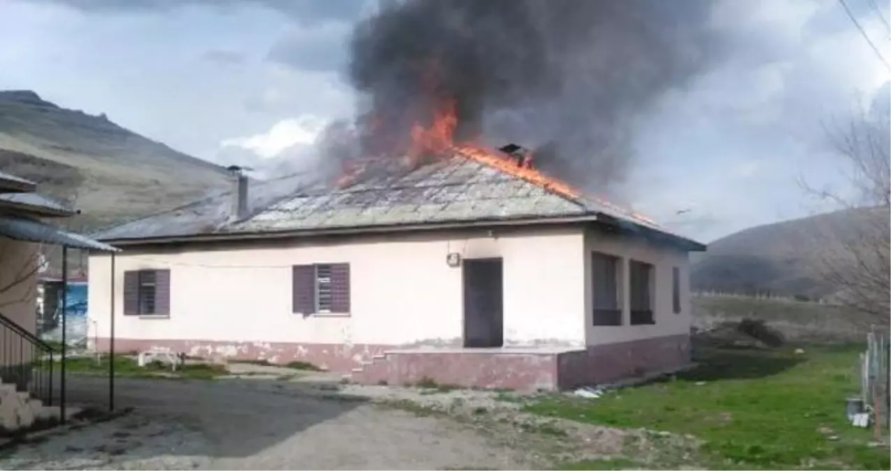 Eşine Sinirlenip Evi Ateşe Veren Adam, Yangına Müdahale Etmek İsteyen Ekiplere Tepki Gösterdi Eşine Sinirlenip Evi Ateşe Veren Adam, Yangına Müdahale Etmek İsteyen Ekiplere Tepki Gösterdi