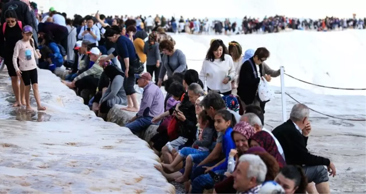 Pamukkale'ye Giriş Ücretsiz Oldu, Adım Atacak Yer Kalmadı Pamukkale'ye Giriş Ücretsiz Oldu, Adım Atacak Yer Kalmadı