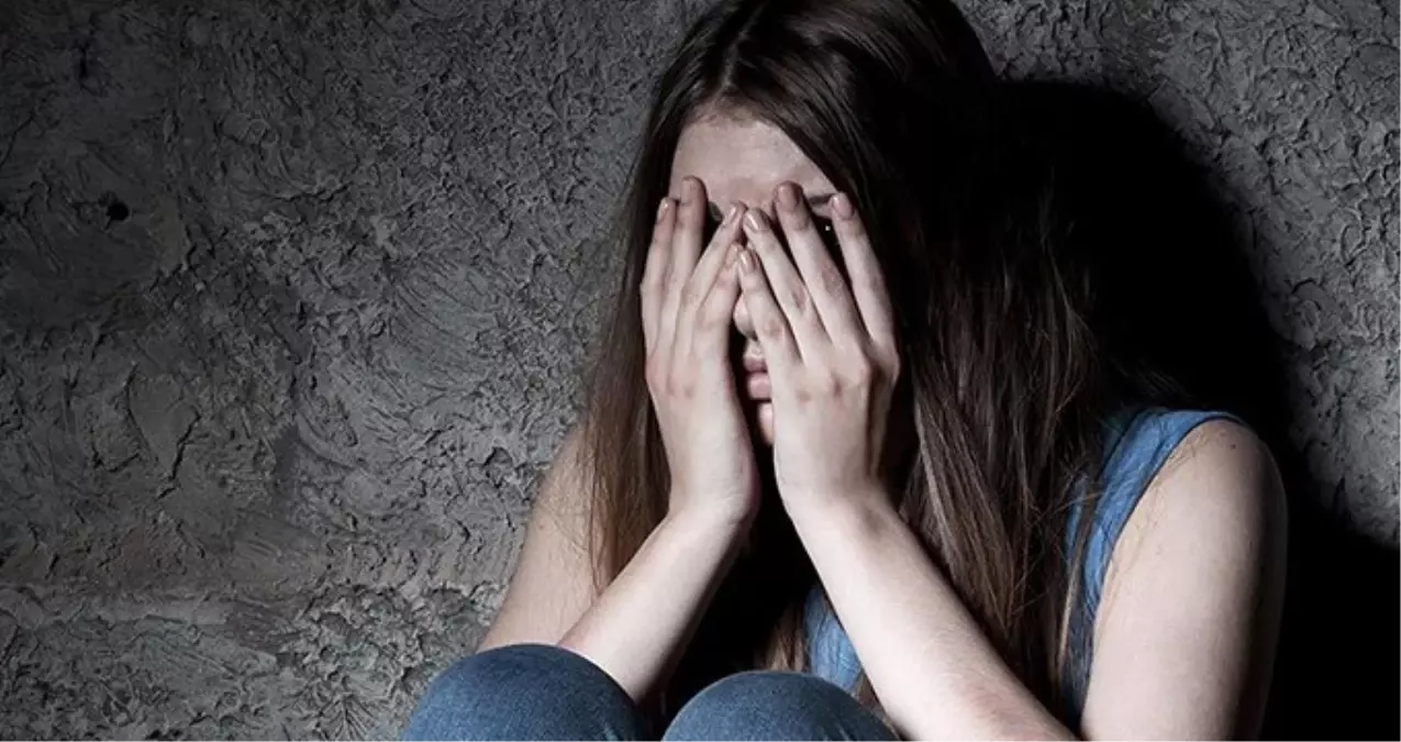Baba, Oğlunun 16 Yaşındaki Kız Arkadaşına Cinsel İstismarda Bulundu Baba, Oğlunun 16 Yaşındaki Kız Arkadaşına Cinsel İstismarda Bulundu