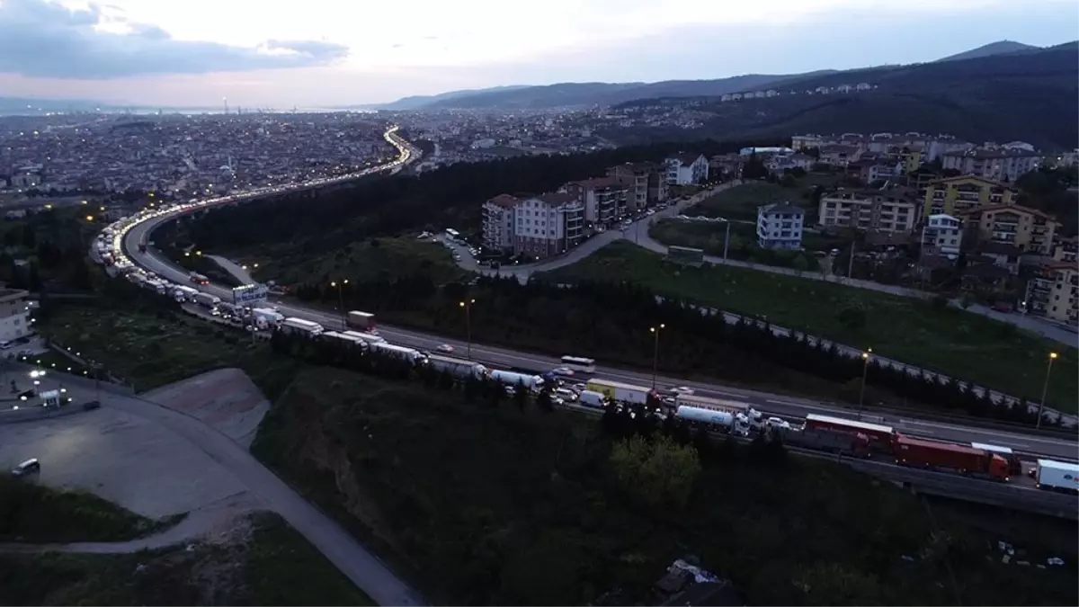 TEM Otoyolu'nda 3 TIR Birbirine Girdi, Kilometrelerce Kuyruk Oluştu TEM Otoyolu'nda 3 TIR Birbirine Girdi, Kilometrelerce Kuyruk Oluştu