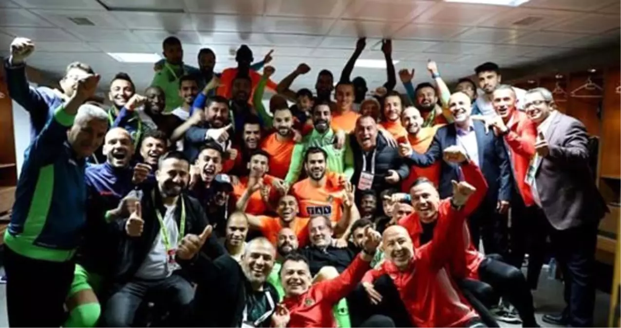 Alanyaspor'un Fenerbahçe'yi Yendiği Maç Sonrası Ozan Tufan'ın Hali Dikkat Çekti! Alanyaspor'un Fenerbahçe'yi Yendiği Maç Sonrası Ozan Tufan'ın Hali Dikkat Çekti!