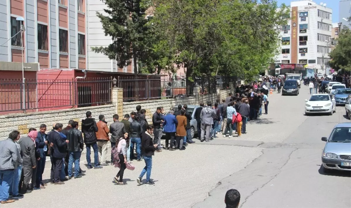 Şanlıurfa'da 2 Bin Kişilik İşi Duyanlar İŞKUR'a Koştu Şanlıurfa'da 2 Bin Kişilik İşi Duyanlar İŞKUR'a Koştu