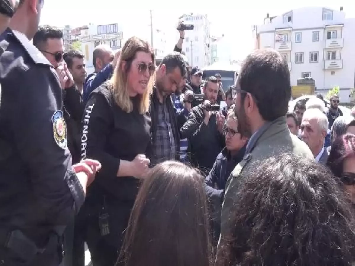 HDP'li Vekil İle Emniyet Amiri Karşı Karşıya Geldi: Bu Ülkede Kanun Var HDP'li Vekil İle Emniyet Amiri Karşı Karşıya Geldi: Bu Ülkede Kanun Var