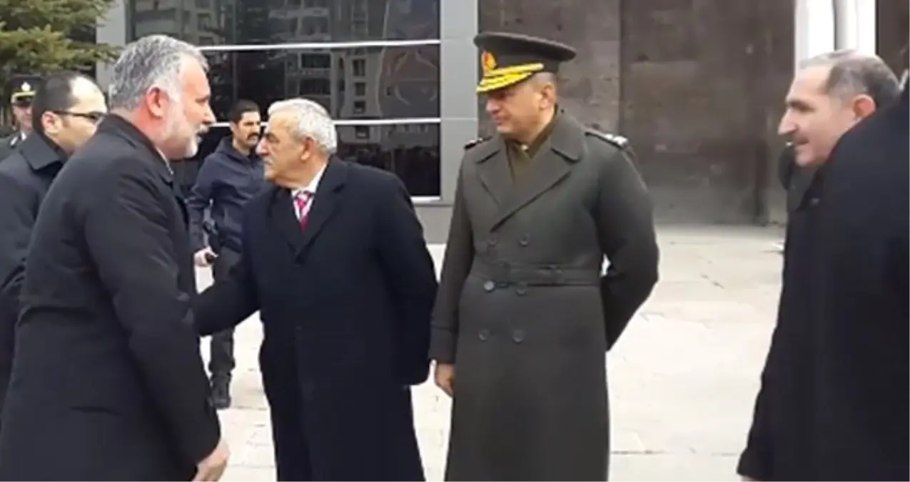 Tuğgeneral Özgür Nuhut, HDP'li Belediye Başkanı ile Tokalaşmadı! Tuğgeneral Özgür Nuhut, HDP'li Belediye Başkanı ile Tokalaşmadı!