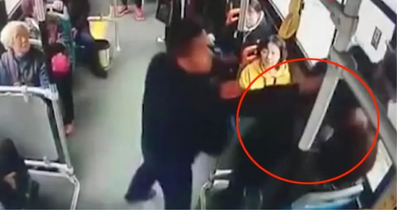 Yaşlı Adam, Kendisine Yer Vermeyen Kadının Kucağına Oturarak Tokat Attı! Yaşlı Adam, Kendisine Yer Vermeyen Kadının Kucağına Oturarak Tokat Attı!
