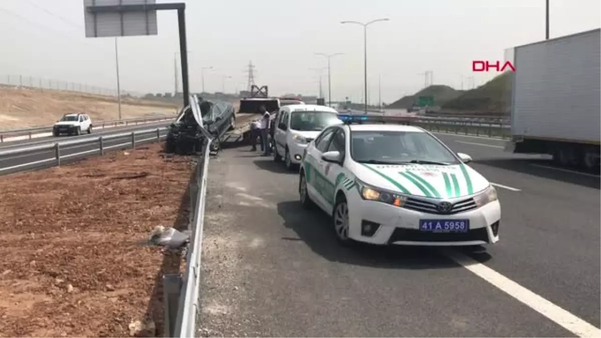 Kocaeli Otomobil Bariyerlere Ok Gibi Saplandı, Baba Öldü, Eşi ve Kızı Yaralandı Kocaeli Otomobil Bariyerlere Ok Gibi Saplandı, Baba Öldü, Eşi ve Kızı Yaralandı